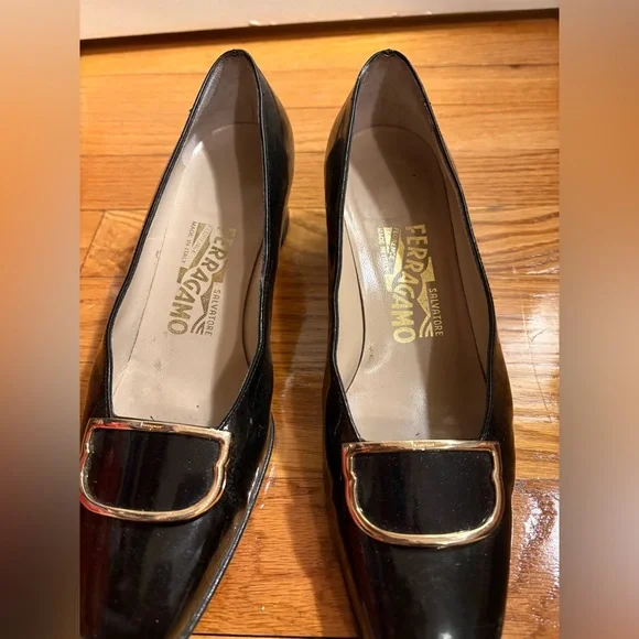 Vintage Ferragamo Pumps 6.5 B Black Gold Hardware Italy - Picture 2 of 10